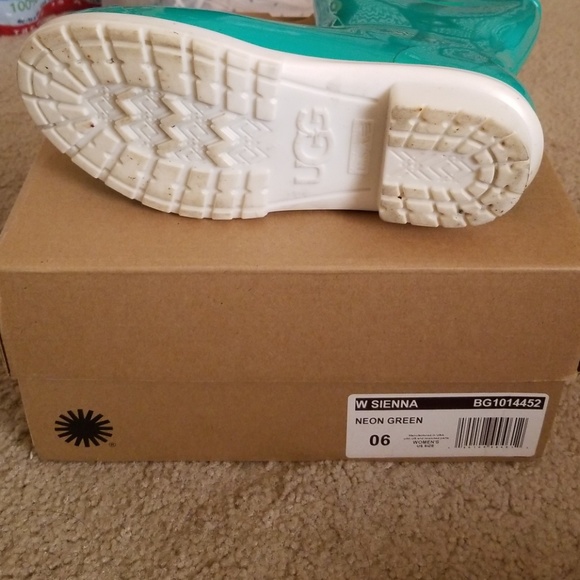 Uggs rain boot - Picture 2 of 2